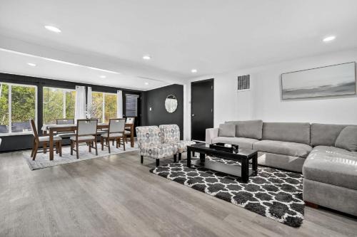 Waukegan House | Beachpark Retreat Home-Huge outdoor fun, Game,Navy