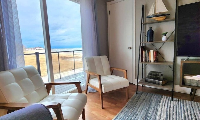 Sheboygan Condo | Beachside Condo w/Stunning Lake Views