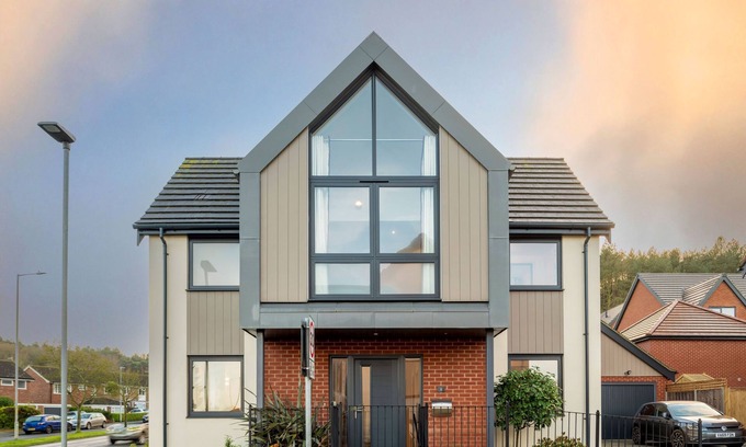 Sheringham House | Beachwood Retreats, Brand New 5 Bed House, 15 minute walk to beach