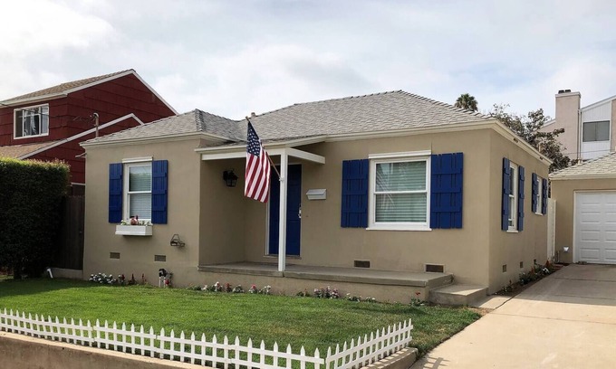 Morena House | Beachy Bay Park Bungalow near Sea World & Old Town