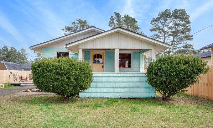 Westport House | Beachy Cottage for 8 - Walk to beach, family & dog friendly!