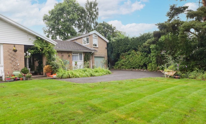 Brecon Apartment | BEACONS REST, with a garden in Brecon