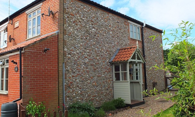 Briston Cottage | BEACONSFIELD COTTAGE, pet friendly, with open fire in Briston