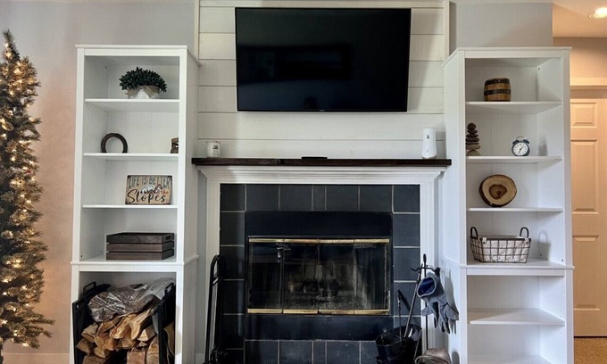 West Dover Condo | 'Bear Paw Lodge' at the BASE of Mt Snow Indoor Pool, Hot Tub