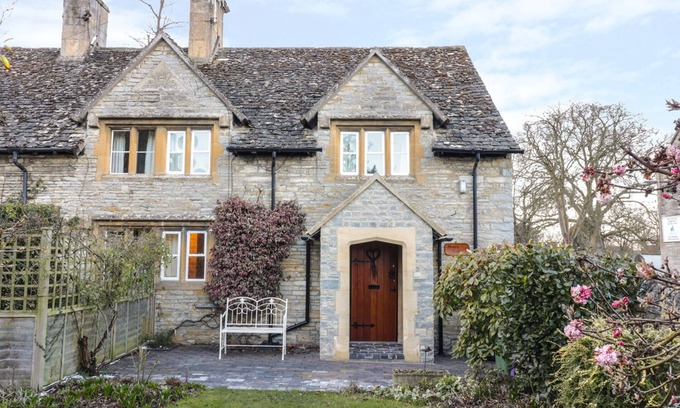 Bretforton Cottage | BEAR'S COTTAGE, family friendly, with a garden in Bretforton