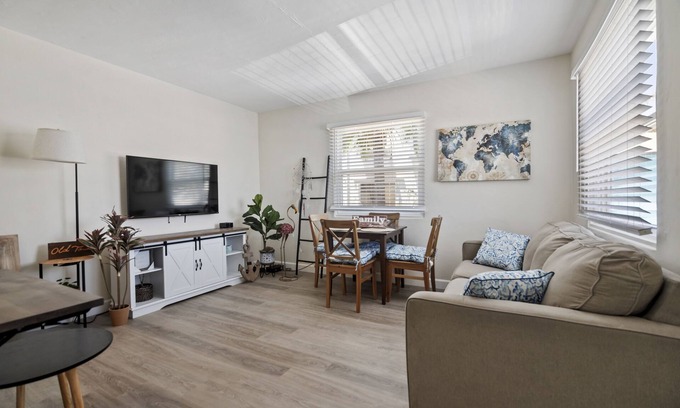 Mission Beach House | Beautiful 1B1B beach condo sleeps 4 with FREE Parking and dog friendly