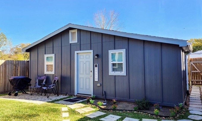 Texas City House | Beautiful 1BD 1 BTH Guest House located in Texas City.