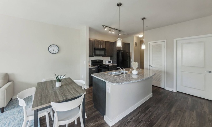 Willowbrook Apartment | Beautiful 1Bd Apt I Properties by Preston