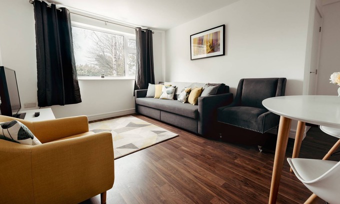 Hinckley Apartment | Beautiful 2 bed + sofabed, parking, nr station/hospital next to Hinckley centre