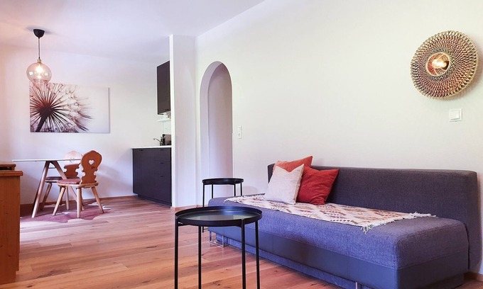 Goetzens Apartment | "Beautiful 2-bedroom apartment with balcony and free parking."