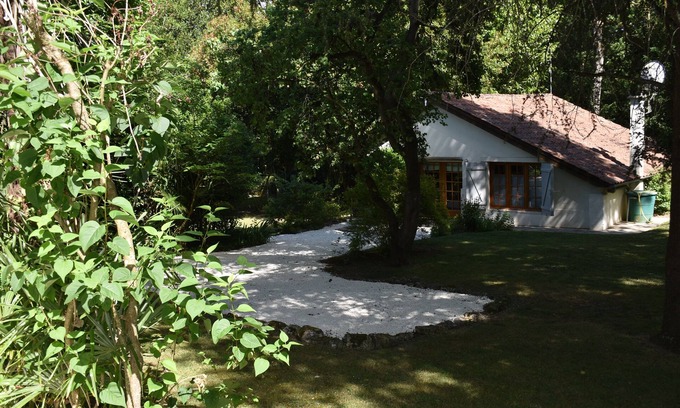 Crazannes Cottage | Beautiful 2 bedroom cottage 5 minutes from the River Charente