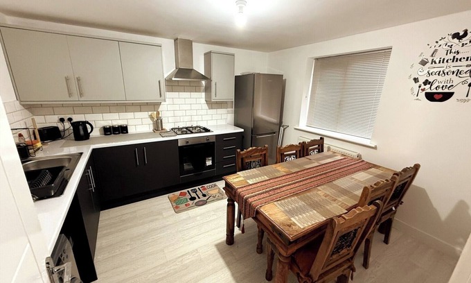 Burnley House | Beautiful 3-Bed Home - Quiet and Modern Retreat