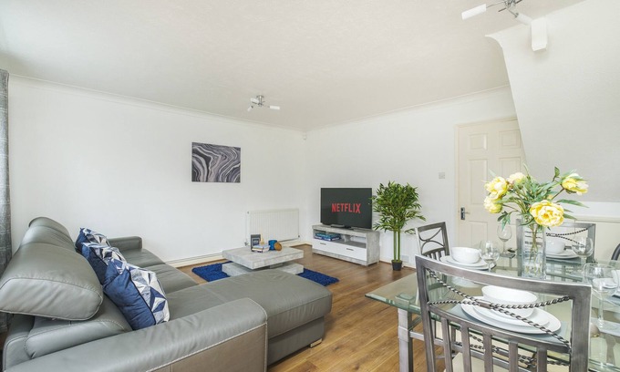 Little Holland House | Beautiful 3 Bed House with Amazing Views in Dartford, Kent.