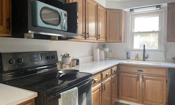 Brunswick House | Beautiful 3BR Home with Office in Town of Brunswick with King beds