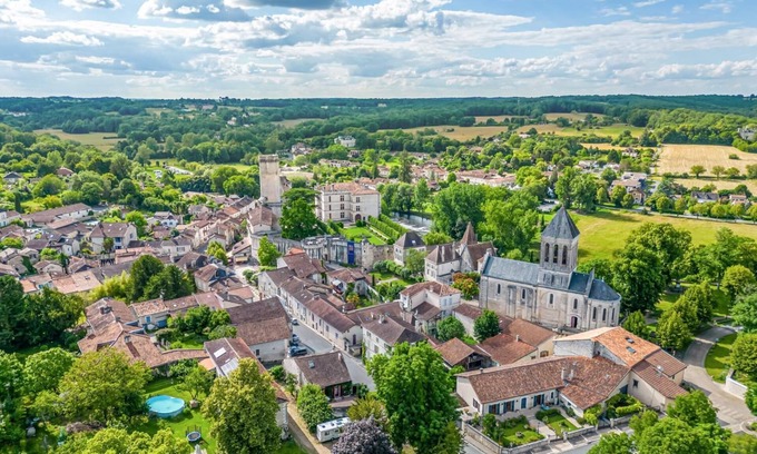 Bourdeilles Villa | Beautiful 4 Bedroom Villa with Private Pool and Starlink WIFI