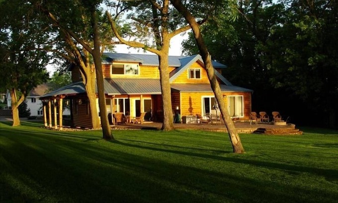 Alexandria House | Beautiful 5,000 square foot Home on quiet lake in Alexandria