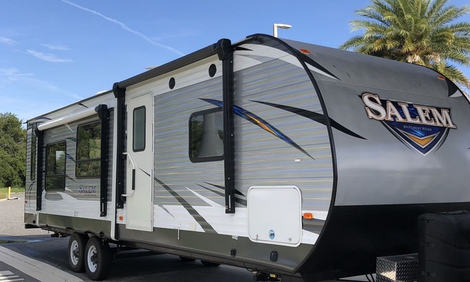 Okeechobee House | Beautiful and Clean 2019 Forest River Salem 27RE