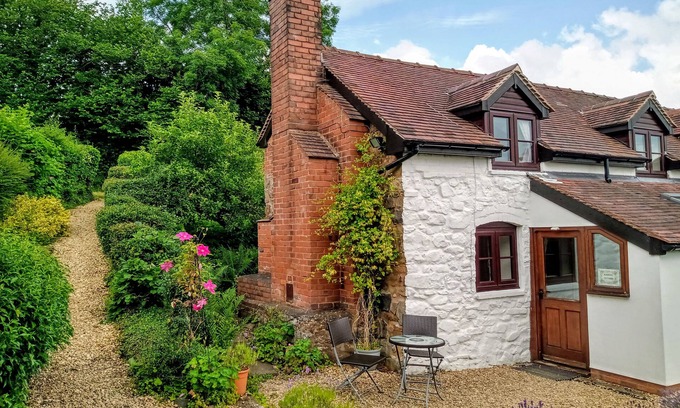 Knowbury Cottage | Beautiful and Quiet Rural hideaway for two near Ludlow with stunning views