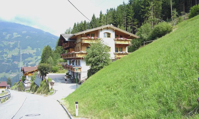 Gerlosbergeben Apartment | Beautiful Apartment in Zell am Ziller with Balcony