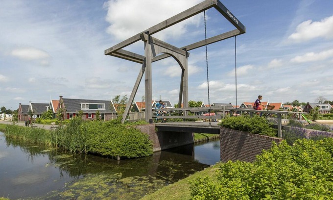 West-Graftdijk House | Beautiful apartment in villa for 6 guests with WIFI, TV, terrace and parking