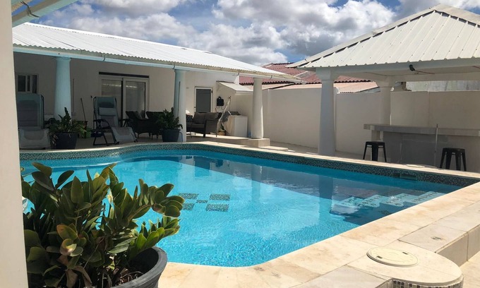 Paradijswijk Apartment | Beautiful apartment with a pool & BBQ area