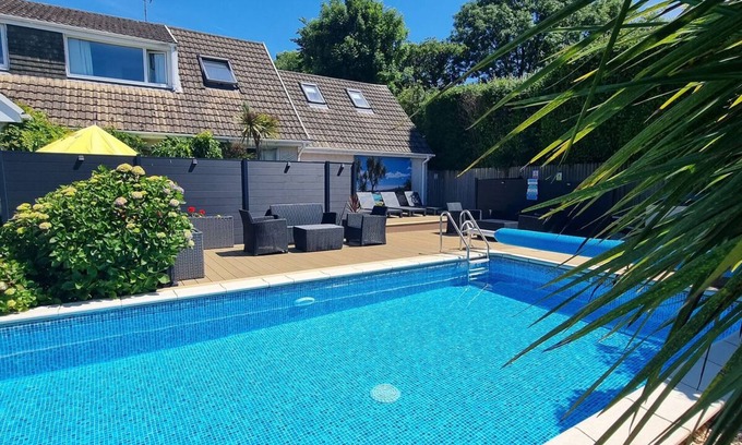 Kilgetty Apartment | Beautiful apartment with private pool near Tenby (Free Wifi)