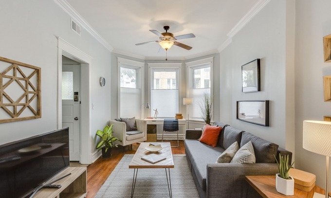 West Lakeview Condo | Beautiful Apartment Just Steps to Great Live Music Venues and World Famous Chicago Nightlife by RedAwning