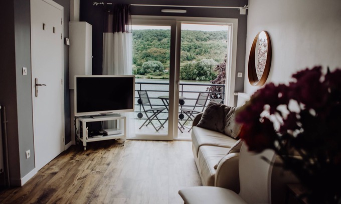 Vernon Apartment | Beautiful apartment on the banks of the Seine at Vernon Giverny sleeps 4