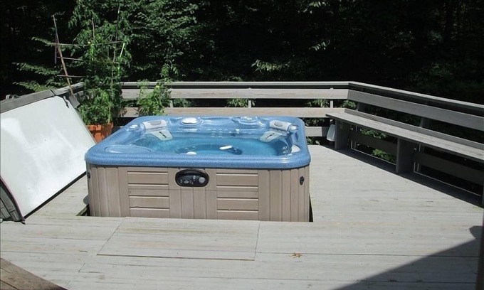 North Egremont House | Beautiful, Contemporary Home on 6 Private Acres; Summer 2022 Rental