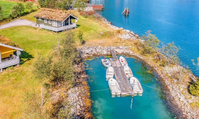 Fjaerland House | Beautiful cottages built on the fjord in Fjærland.