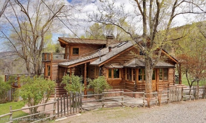 New Castle House | Beautiful creek side log home, lots of open space but only minutes to town.