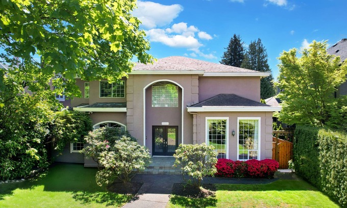 Dunbar House | Beautiful Dunbar 3600 sq ft Home : Perfect Location, Three King Beds, large Yard