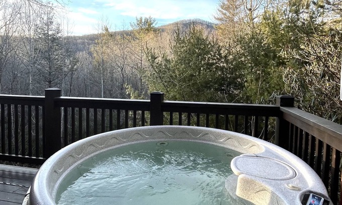 Bear Den Cabin | Beautiful fall leaves off the Blue Ridge Parkway!