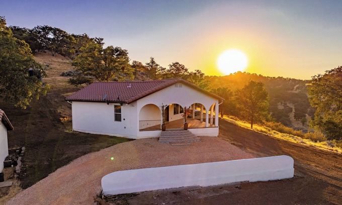 Tehachapi House | Beautiful Hacienda style home! 4bed 2bath