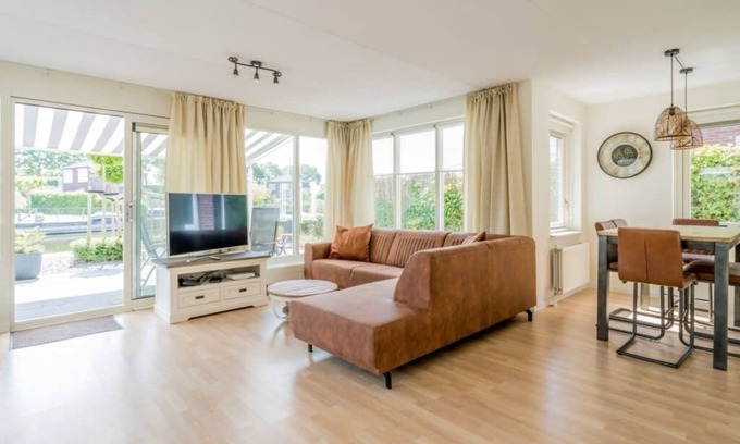 Oude-Tonge House | Beautiful holiday home with various extras such as an extended bedroom on the ground floor, veranda