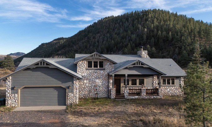 Pine House | Beautiful Home on 40+ Acres on South Platte River