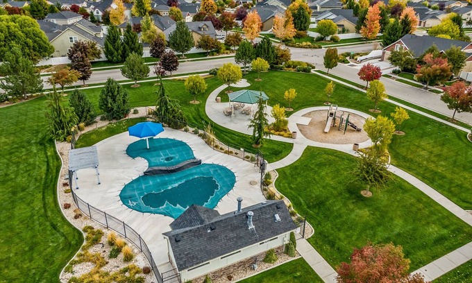 Nampa House | Beautiful Home with HOT TUB, COMMUNITY POOL & GAME ROOM.