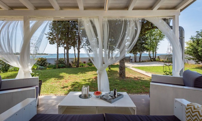 Peroj Villa | Beautiful house 20 meters from sea, free Wi-Fi