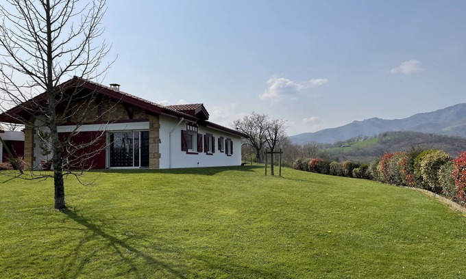 Irissarry House | Beautiful house between sea and mountains
