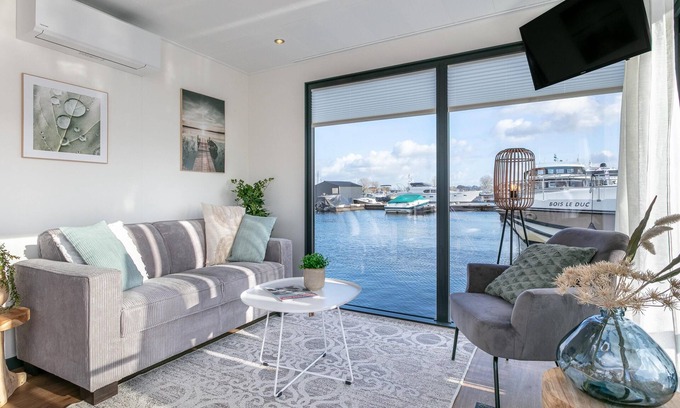 Kerkdriel House | Beautiful houseboat with roof terrace in beautiful harbour