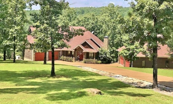 Drasco House | Beautiful Lakefront Home