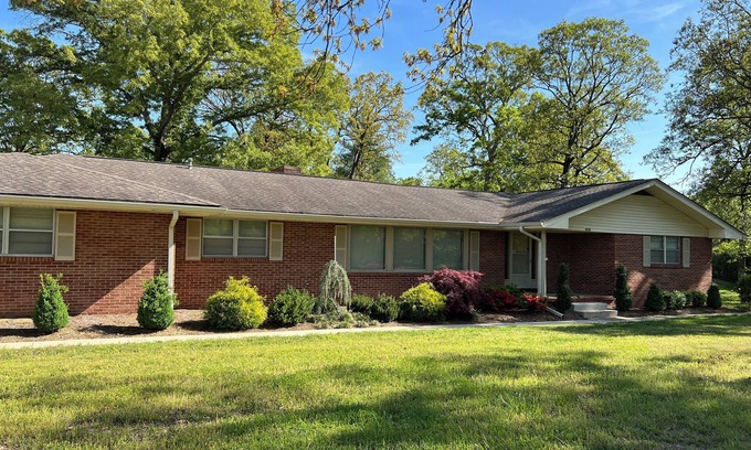 Middle Valley House | Beautiful large home on Lake Chickamauga at Dallas Bay with private boat ramp.