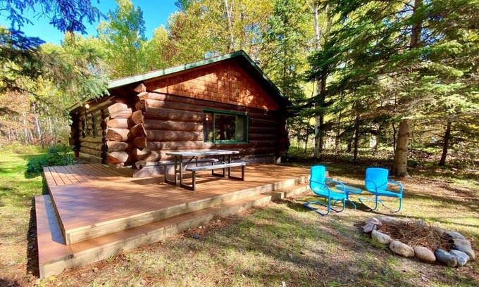 Backus Cabin | Beautiful log cabin on a private wooded lot