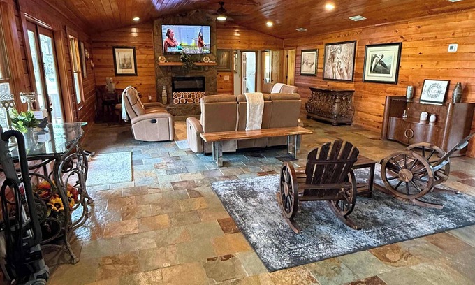 Boys Ranch House | Beautiful Log Home 5mi from Suwanee Music Park!