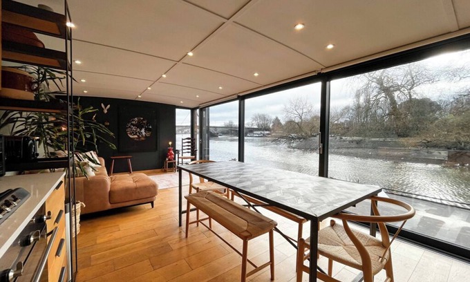 London Borough of Hounslow Boat Rental | Beautiful London Kew houseboat in a great location with stunning Thames views