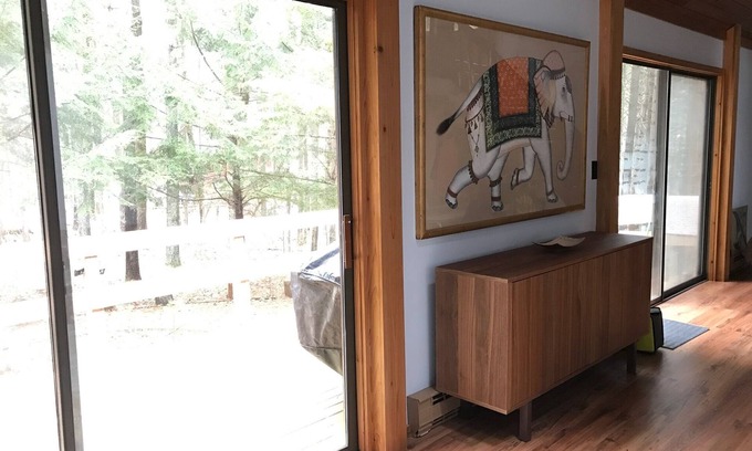 Sheffield House | Beautiful Mountainside House with nearby Lake and Hiking Trails