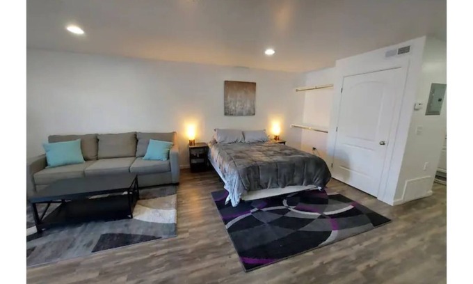 Logan Apartment | Beautiful Newly Renovated Studio Sleeps 2 LC2