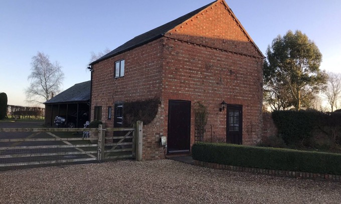 Upper Dean Cottage | Beautiful one bedroom cottage near Kimbolton and Cambridge with stunning views