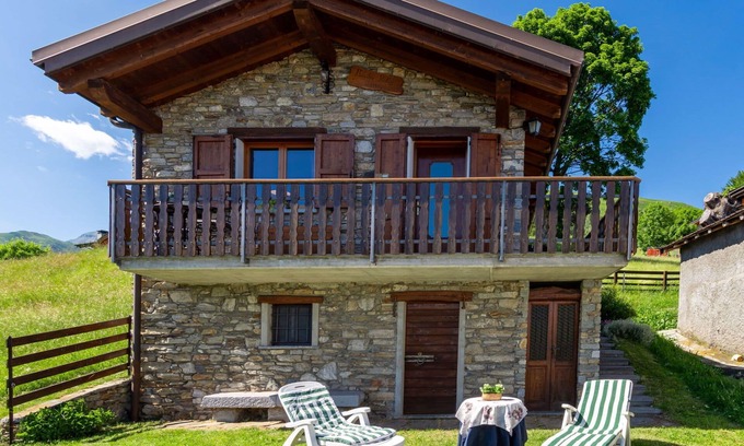 Peglio House | Beautiful private villa for 4 guests with WIFI, TV, balcony and pets allowed