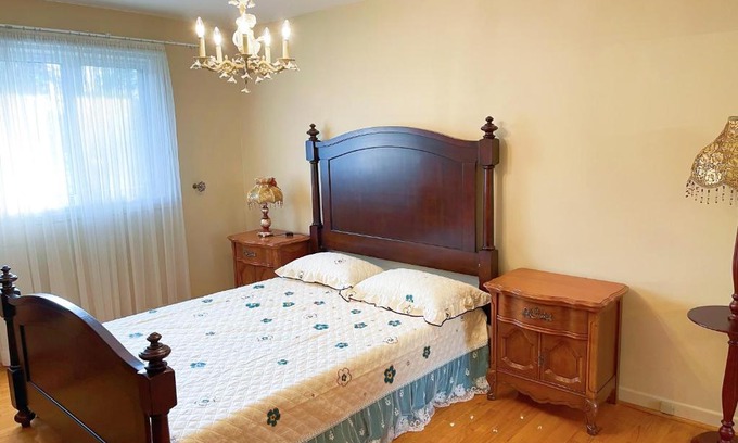 Brossard House | Beautiful private bedroom in a house